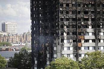 Grenfell Tower, Londra ammette: Altri 600 edifici a rischio, 7 accertati Grenfell Tower, Londra ammette: Altri 600 edifici a rischio, 7 accertati